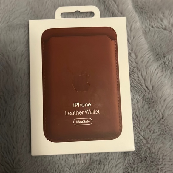 New in box Apple MagSafe IPhone Leather Wallet
